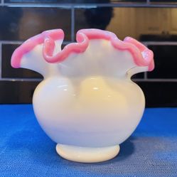 Stunning Vintage Fenton Apple Blossom Creat Ruffled Rim Bowl With Pink Edge. Perfect For Valentine’s Day!