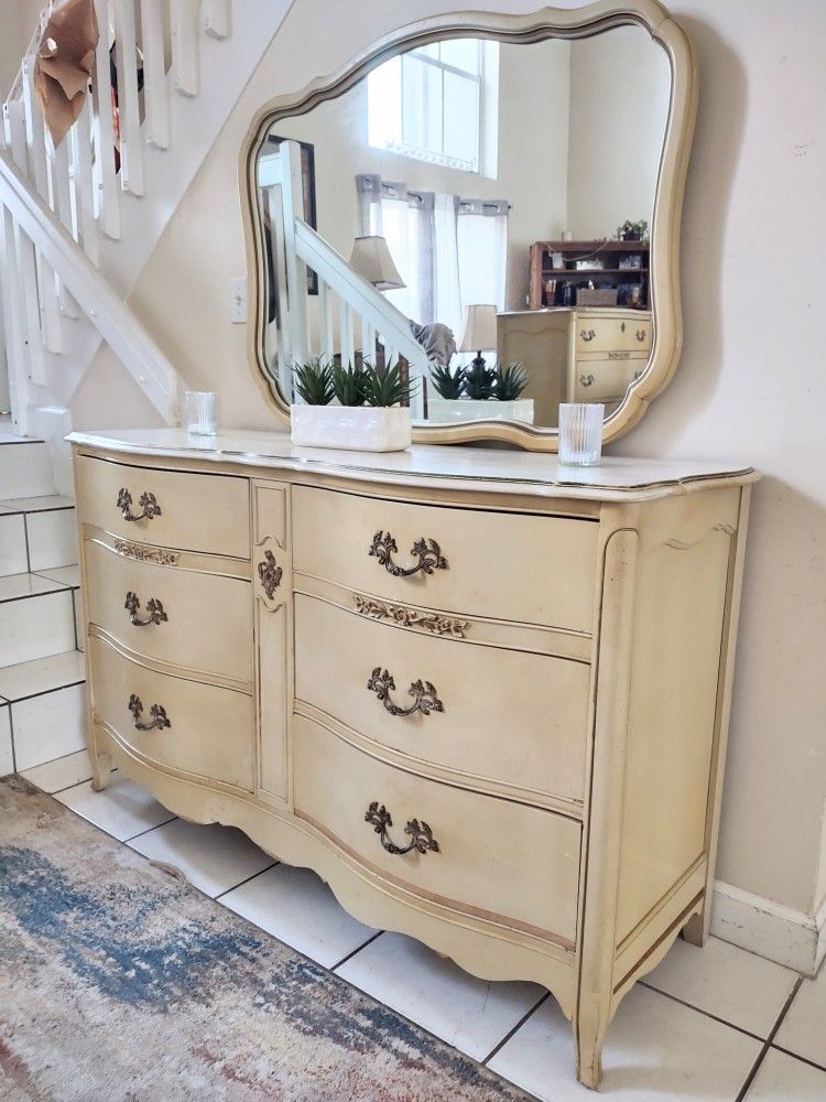 BASSETT FURNITURE SOLID WOOD DRESSER 6 DRAWERS WITH MIRROR DELIVERY AVAILABLE 