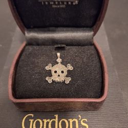 LIKE NEW! GORDON'S JEWELERS DIAMOND SKULL CROSSBONES PENDANT