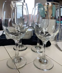 4 Wine Glasses 