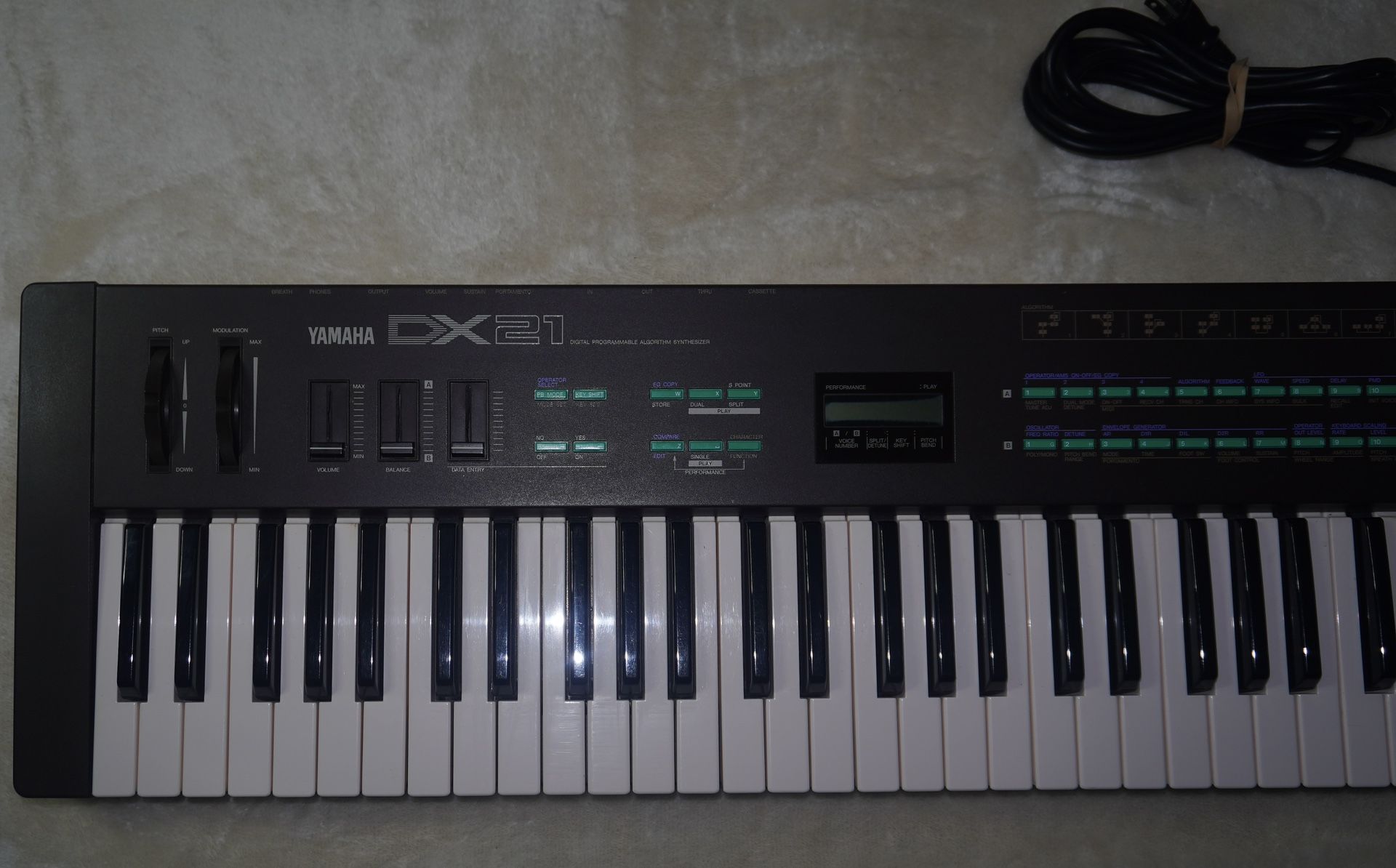 Yamaha DX21 FM synthesizer Keyboard 