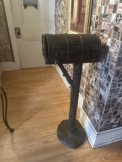 Mail Box Staute