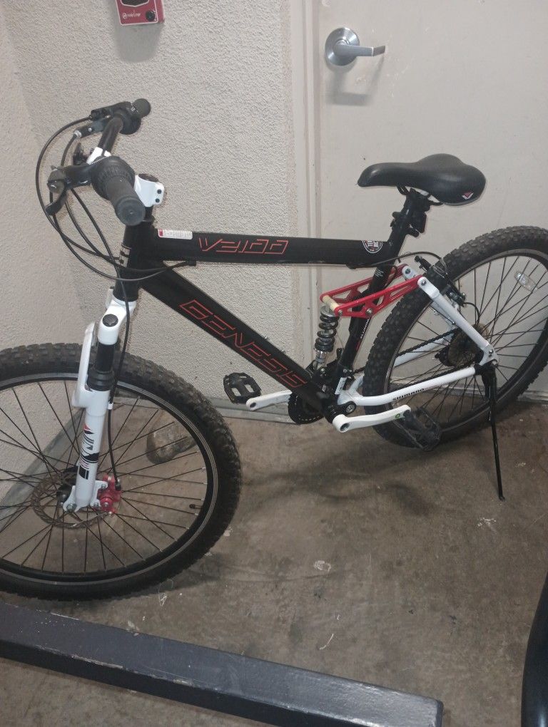 Genesis V2100 Mountain Bike