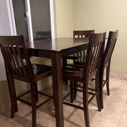 Kitchen Table And 4 Chairs 