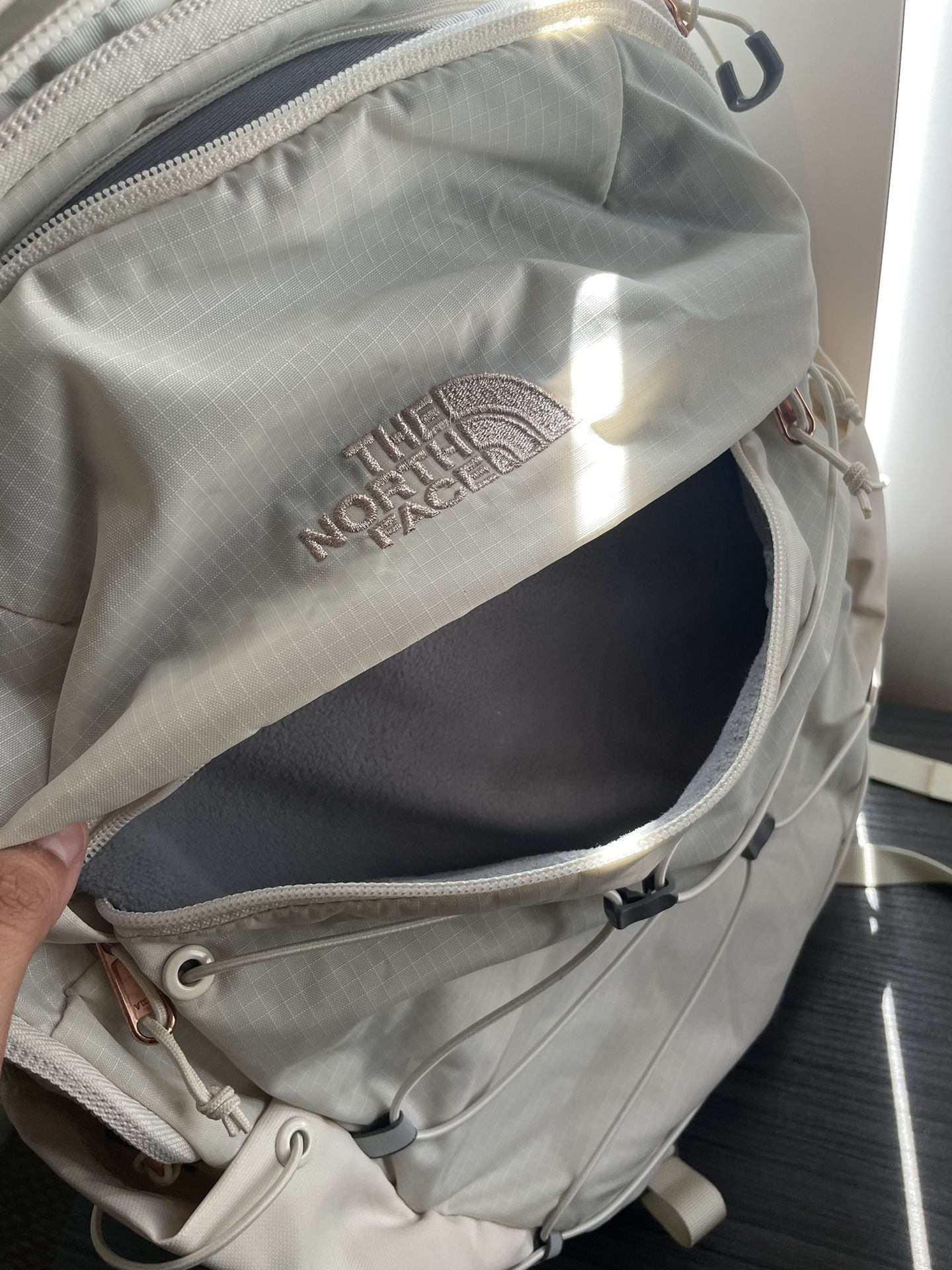 black north face backpack with rose gold zippers The Recon TNF Black/TNF It is a classic bag with a modern twist Vintage White Rose Gold North