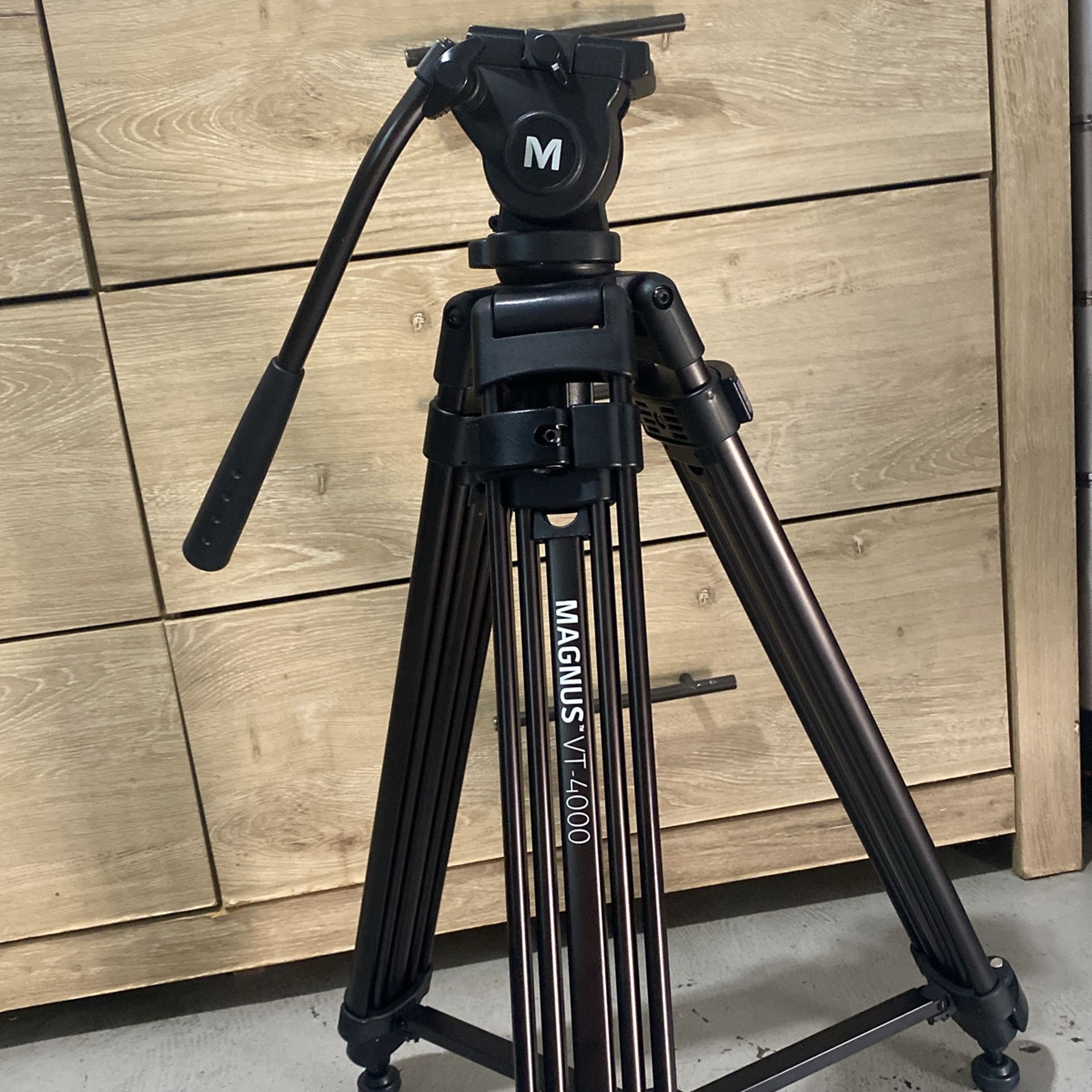 MAGNUS VT-400. TRIPOD