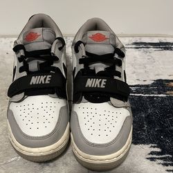 Jordan/nike brand shoes Size 5Y kids