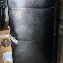 New GE - 17.5 Cu. Ft. Top-Freezer Refrigerator with Interior LED Lighting - Black