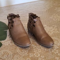 Size 6 Women's Ankle Boots (Brown)