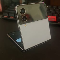 Samsung Galaxy Z Flip 4 