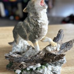 Wolf Plate And Statue