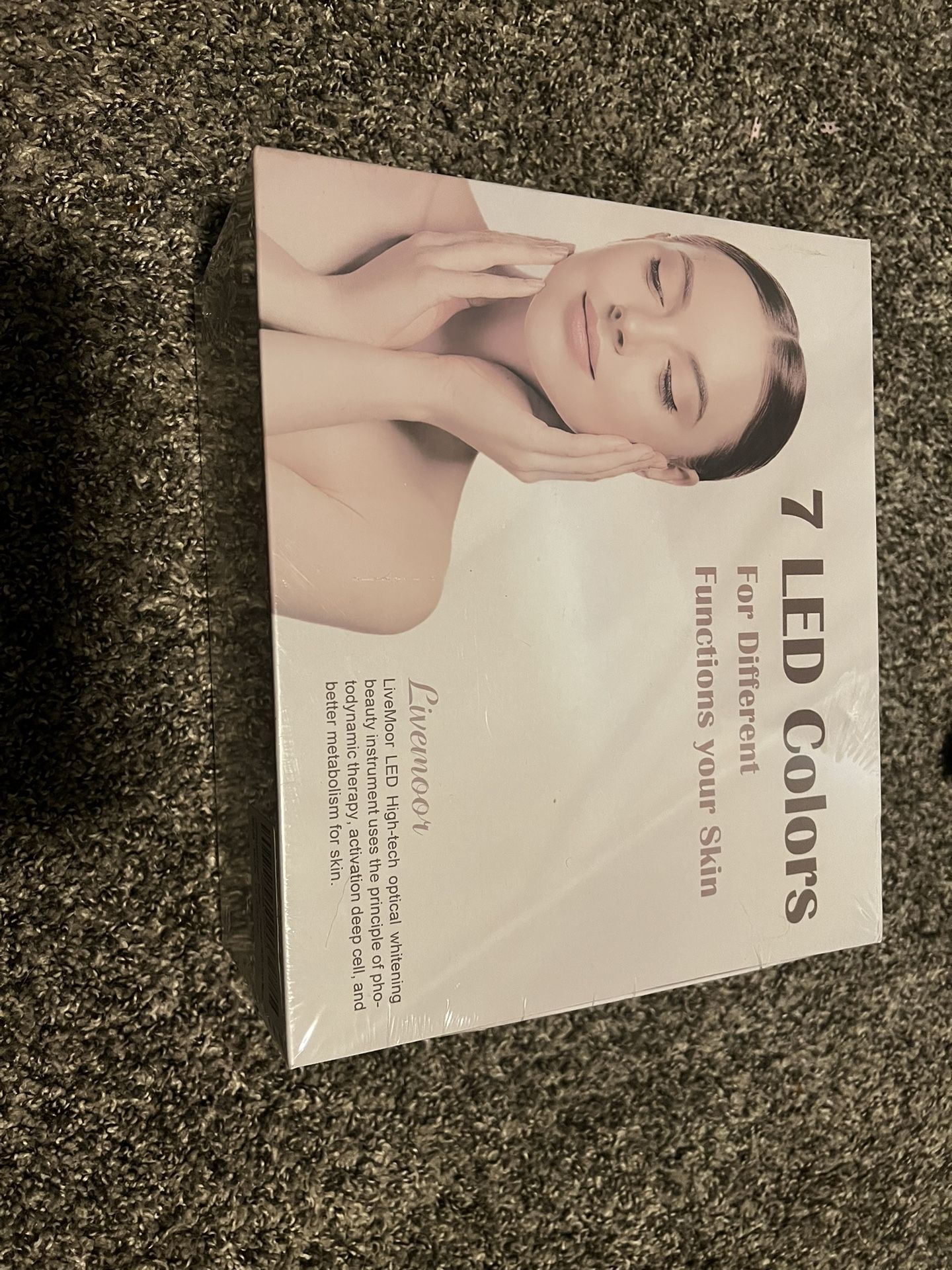 Red light therapy mask by LIVEMOOR
