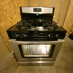 Whirlpool gas stove 4 burners   30”