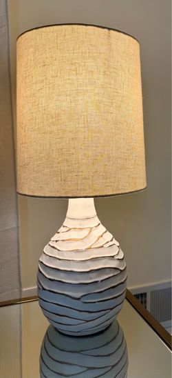 Signature designed by Ashley contemporary aleela table light