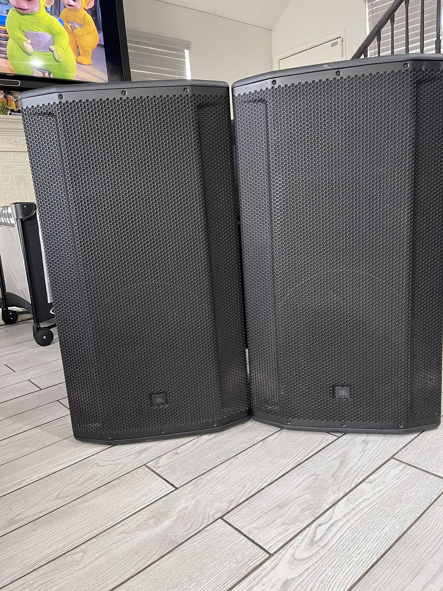 2 Jbl Srx 835p With Covers