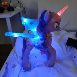 My Little Pony Princess vintage talking pony Twilight Sparkle like New.
Talk and move head and eyes and light the wings and corn.
Tall 15 inches.
Batt