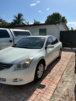 Nissan Altima White 4-Door Sedan