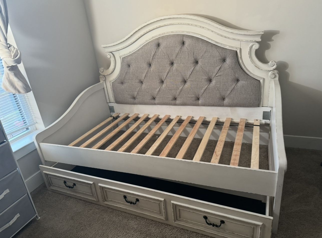 Realyn Twin Daybed with 1 Large Storage Drawer
