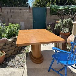 Dinning table large, can deliver 