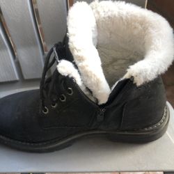 Ladies Faux Fur Lined Lace Up Combat Ankle Boots For Women. 