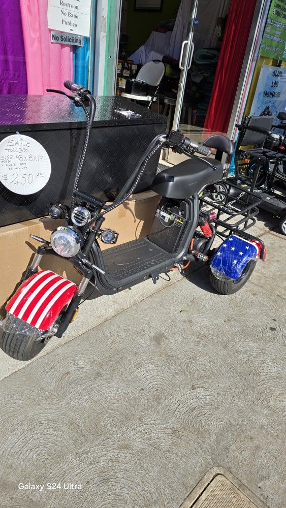 2000W Electric 3 Wheel Fat Tire Scooter Trike Harley Chopper Style CityCoco - EMod Up To 30mph-70 Miles Range DUAL BATTERY
2000WATTS motor power.