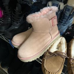 Women, UGGs size 6 new out of the box pick up Southwest