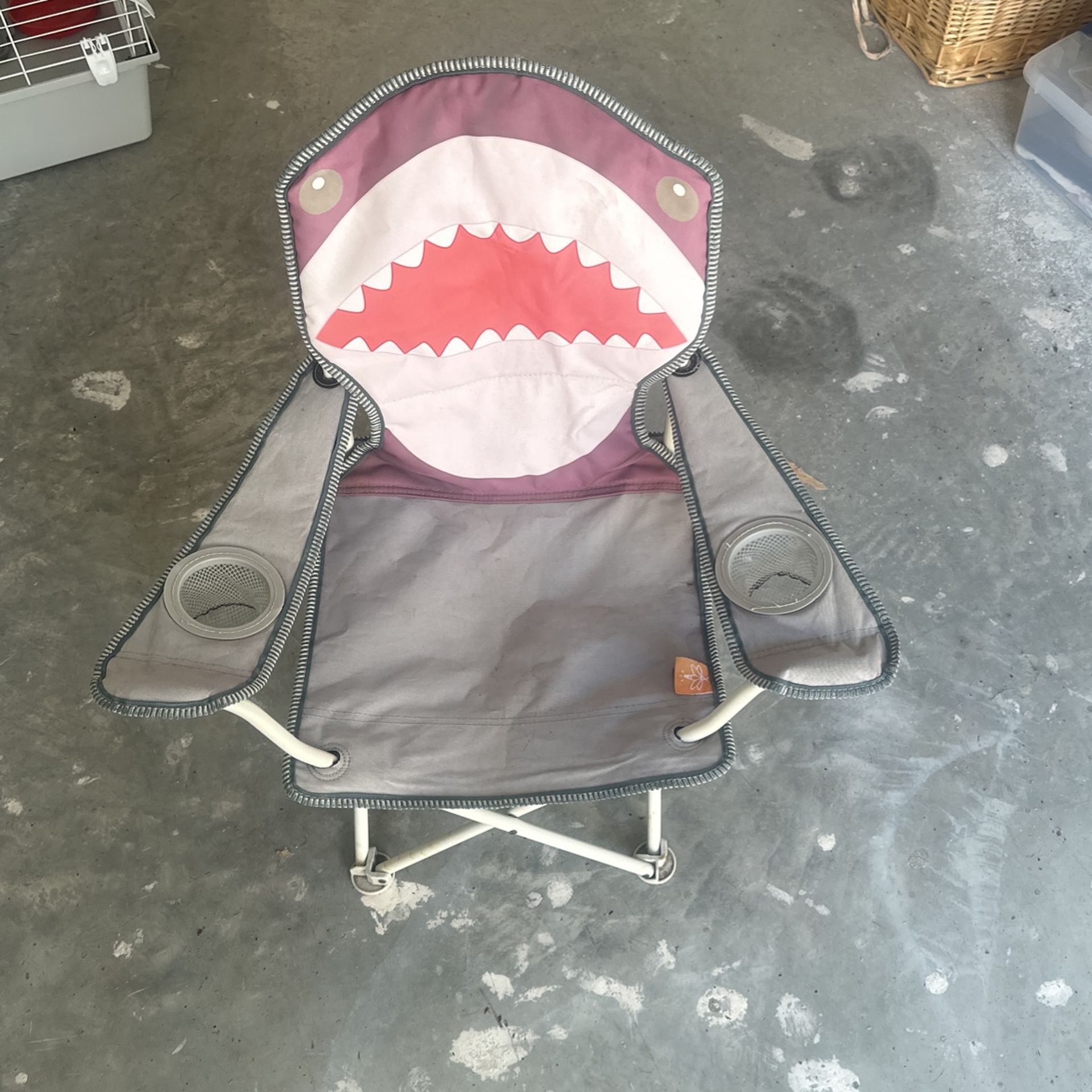 Child outside for the chair shark