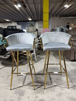 Brand new 26.77 Inch Counter Height Bar Stools Set of 2, Modern Velvet Upholstered Counter Stool Chairs with Curved Armrests, Sturdy Gold Metal Legs f
