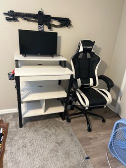 Bundle deal🔥🔥 Gaming/Computer Chair-Computer desk/gaming desk & 24in flat screen tv