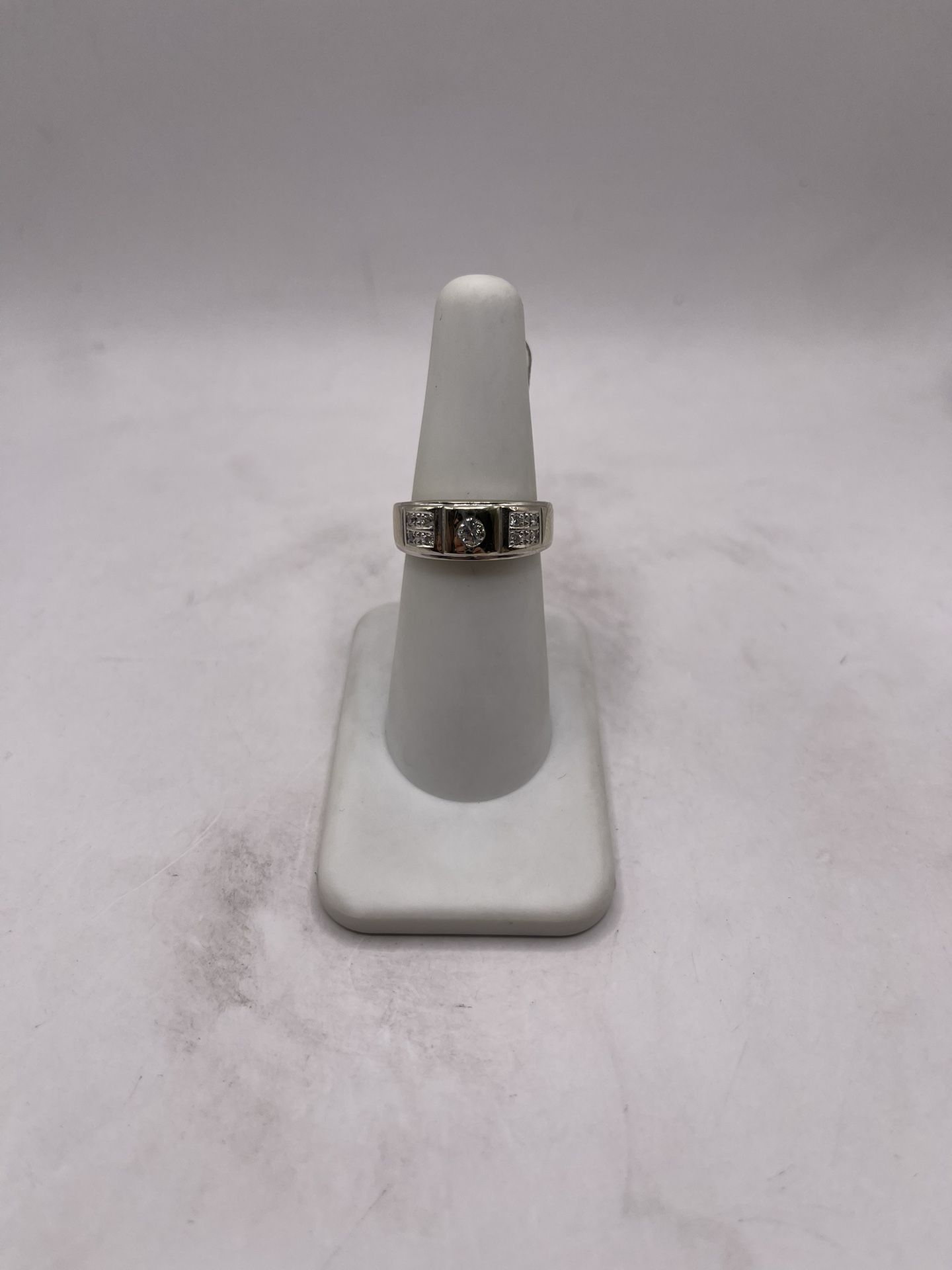 14kt Gold Engagement Style Band w/ Dia Chips