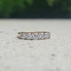 14K Gold 0.87 TDW Diamond Ring (Jewelry Box Included)