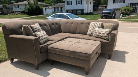 🛋🚚Beautifull Sectional With Ottoman And Pillows Ready For Local Pick Up Or 🛋🖤🚚