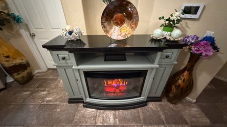 Beautiful fireplace /tv stand in excellent condition