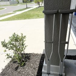 Adjustable Aluminum Crutches 