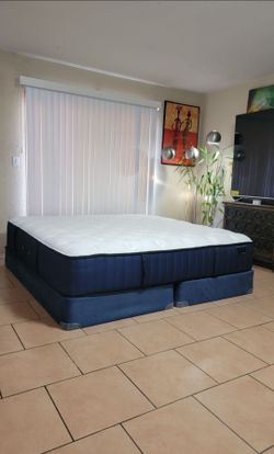 HIGH QUALITY KING SIZE STEARNS AND FOSTER MATTRESS AND BOXSPRINGS FOR SALE! IN GREAT CONDITION, FREE DELIVERY