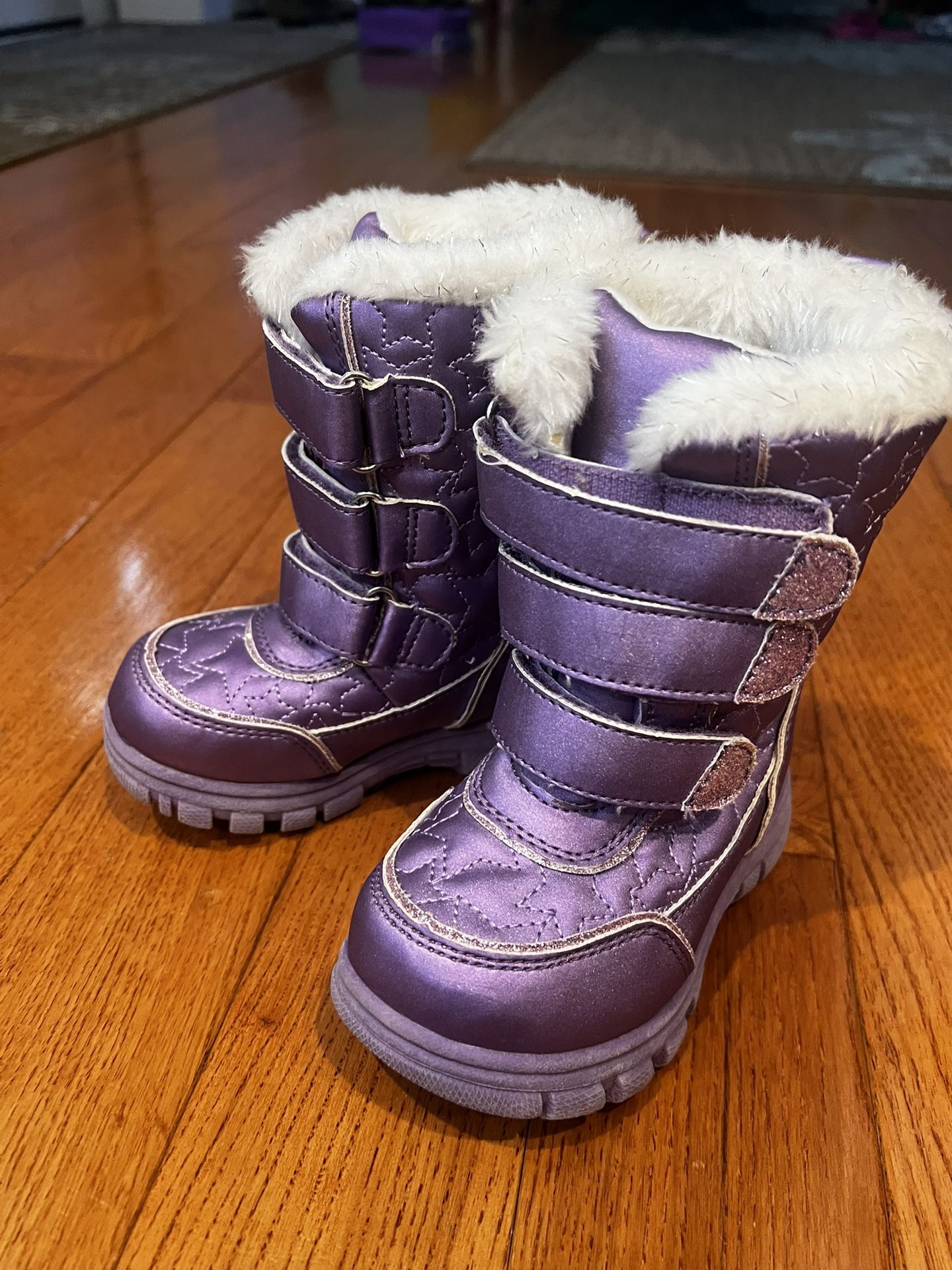 Place Snow Boots . Like New . Size 7