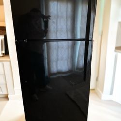 GE 17.6 cu. ft. Top Freezer Refrigerator 