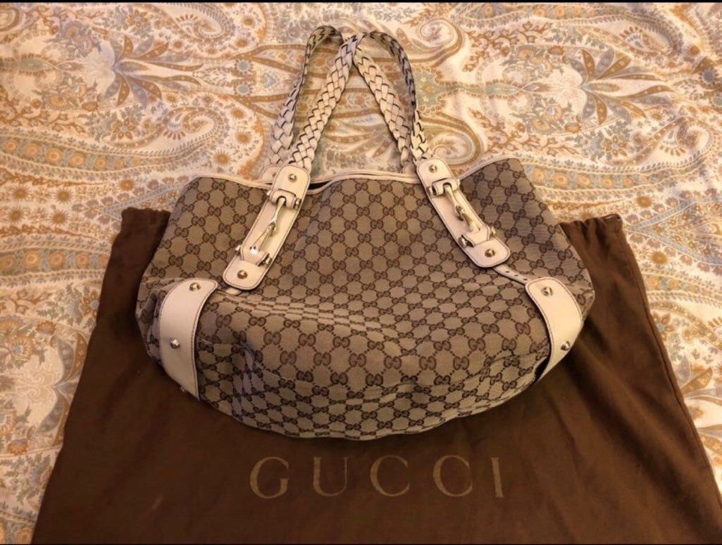 Gucci Hobo bag with cream leather handles.