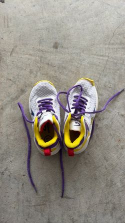 Tennis shoes