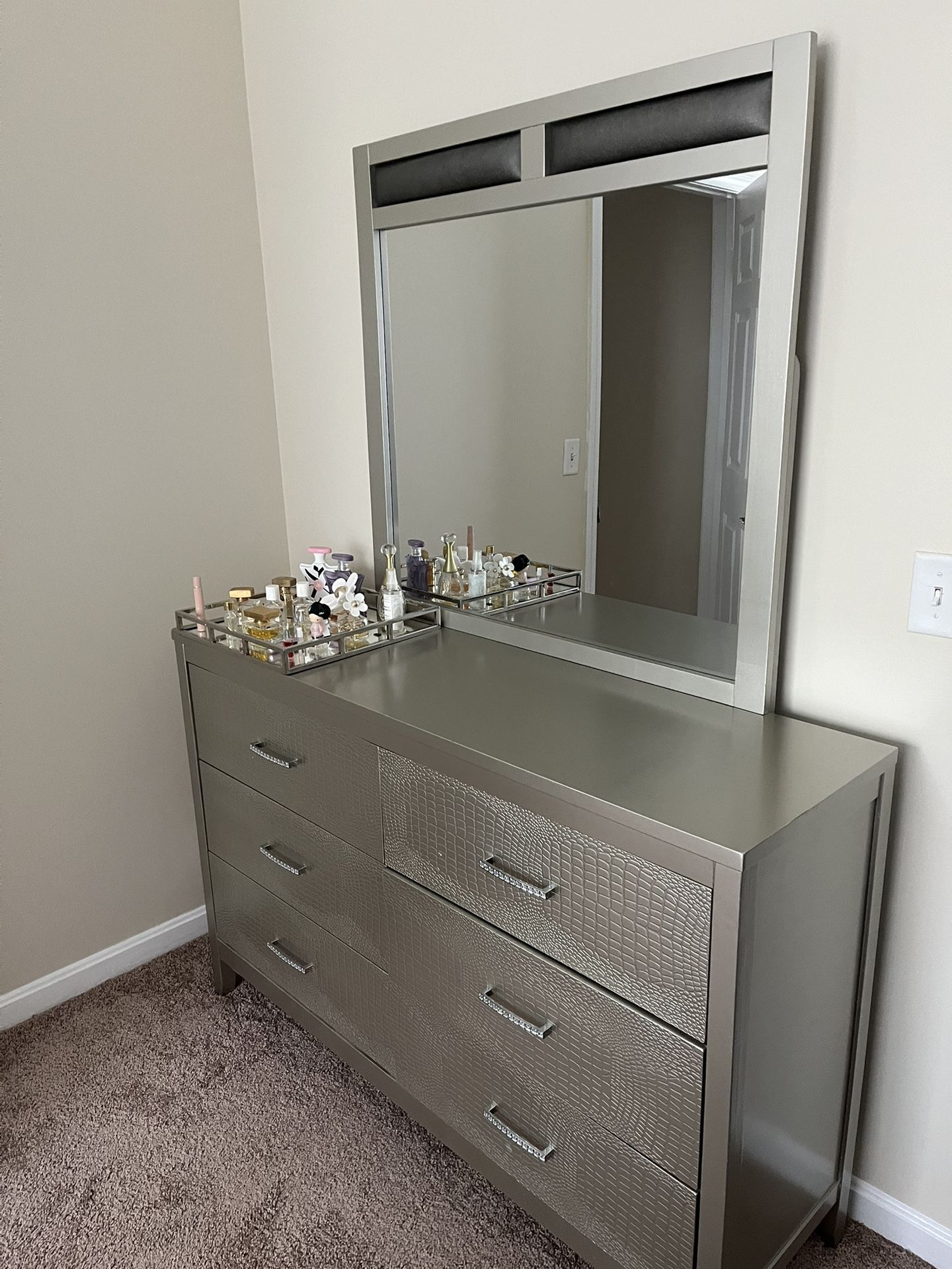 Dresser With Mirror