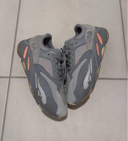 Yeezy 700 inertia size 11
