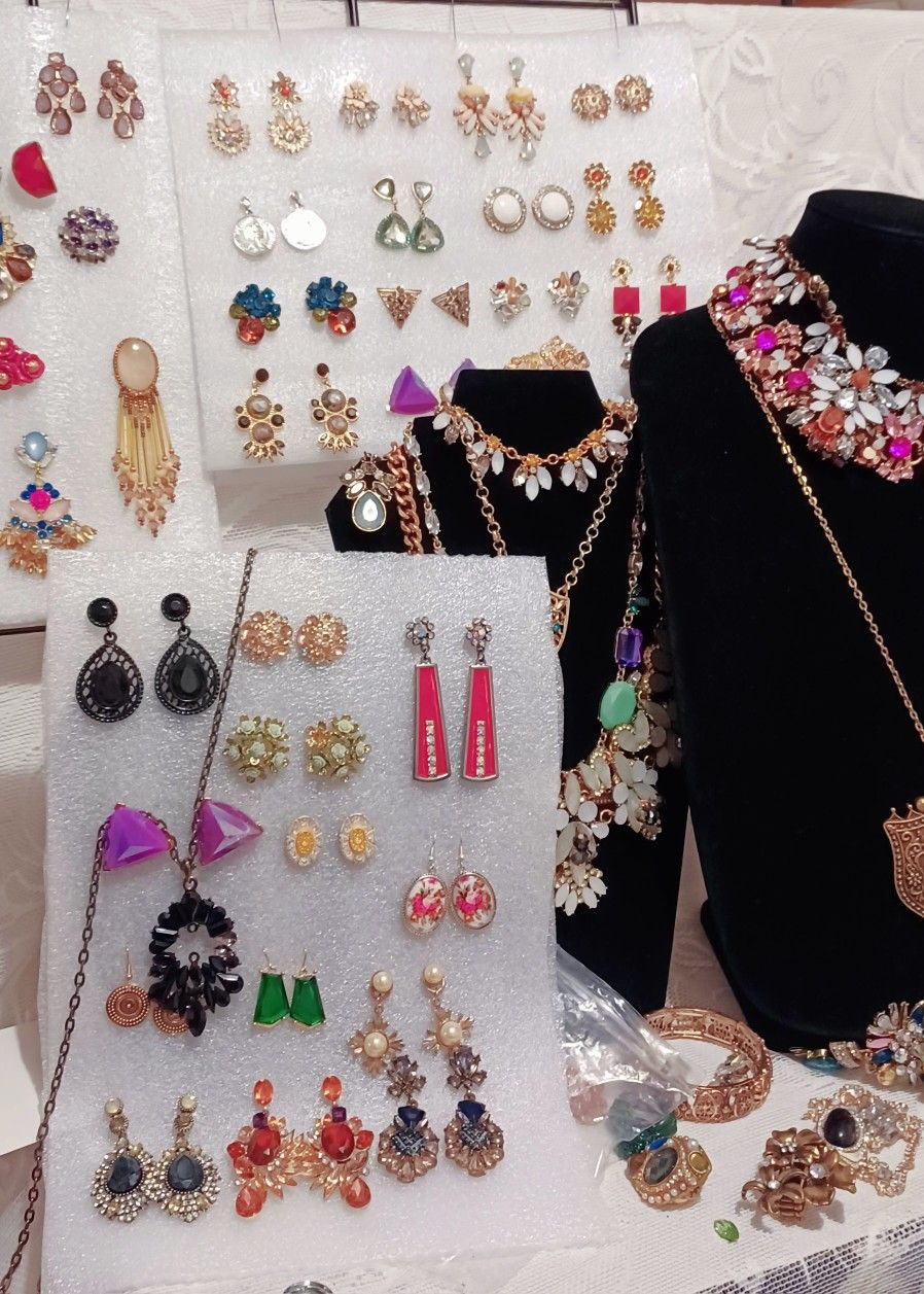 Huge Rhinestone Jewelry Lot Pick Up At Camelot (contact info removed) Call When On Your Way