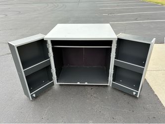 Portable storage cabinet