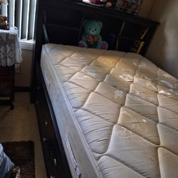 Queen Size Capitán Bed 