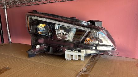 2018-2024 Nissan Leaf Black Right RH Side Halogen Headlight Used OEM