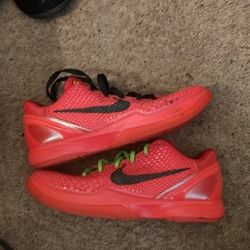 ‼️ Kobe 6 Reverse Grinches 🎄
- Size: 11US
- Condition: 8.5/11 "lightly Used "