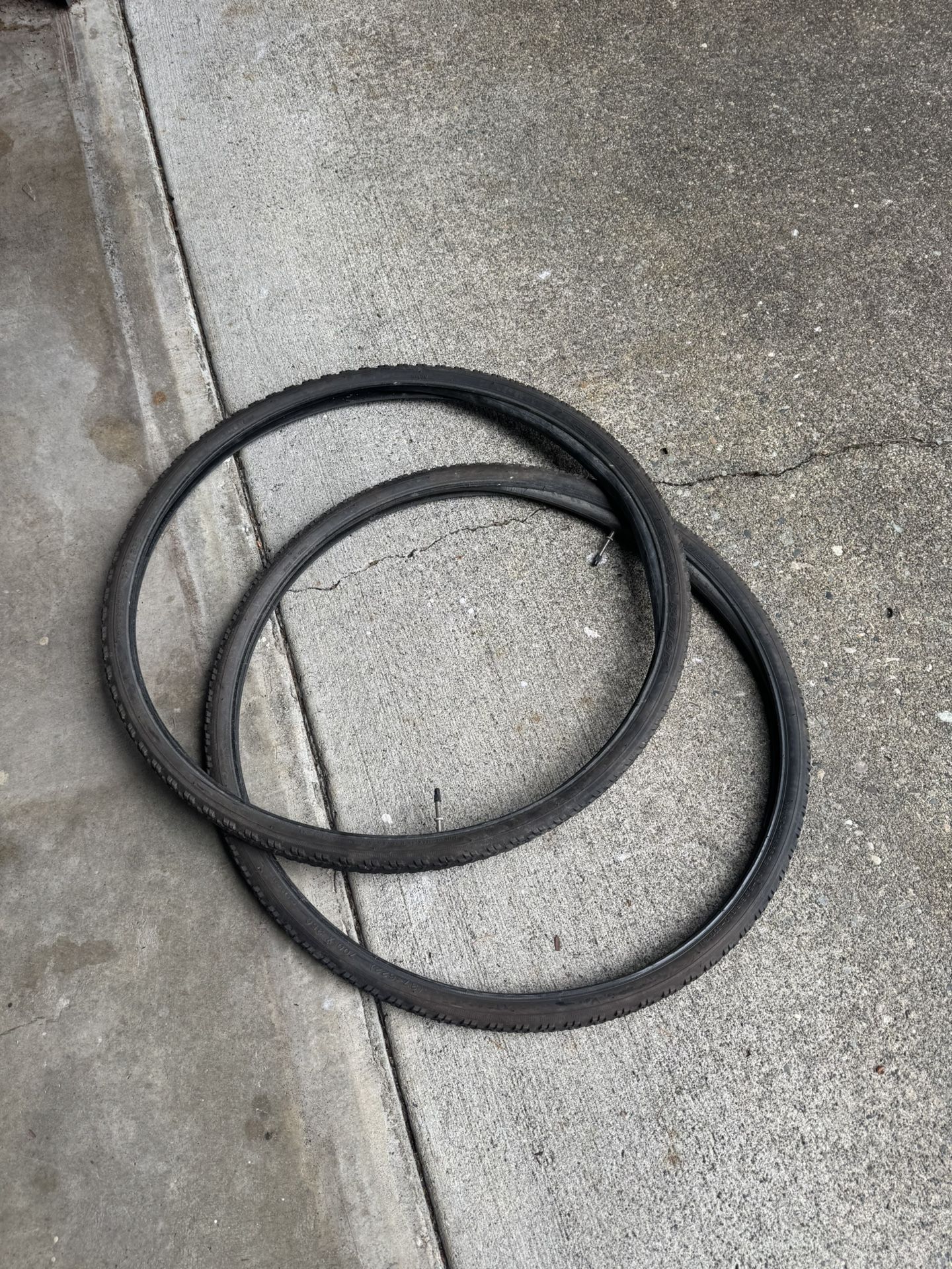 2 Kenda Kwick Bicycle tires + Inner tubes