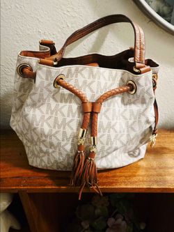 MICHAEL KORS JET SET VANILLA LOGO MK SIGNATURE GATHERED TASSEL TOTE BAG