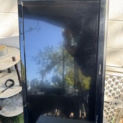 32INCH FLAT SCREEN WITH WALL MOUNT PERFECT WORKING CONDITION 