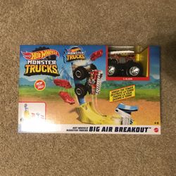 Hot Wheels Monster Trucks Big Air Breakout Playset